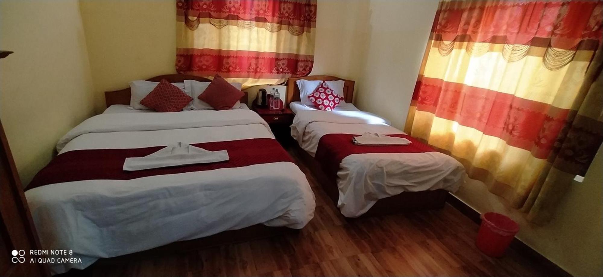 Hotel Plaza Nepal Покхара Екстер'єр фото